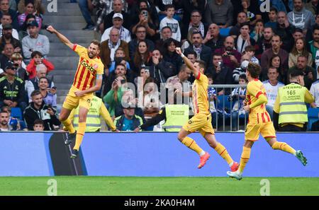 Madrid, Spanien. 30. Oktober 2022. Cristhian Stuani (1. L) aus Girona feiert nach einem Elfmeterschießen während eines spanischen Fußballspiels der La Liga zwischen Real Madrid und Girona am 30. Oktober 2022 in Madrid, Spanien. Kredit: Gustavo Valiente/Xinhua/Alamy Live Nachrichten Stockfoto