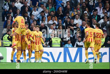 Madrid, Spanien. 30. Oktober 2022. Die Spieler von Girona feiern ein Tor von Teamkollege Cristhian Stuani während eines spanischen Fußballspiels der La Liga zwischen Real Madrid und Girona in Madrid, Spanien, am 30. Oktober 2022. Kredit: Gustavo Valiente/Xinhua/Alamy Live Nachrichten Stockfoto