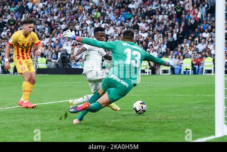 Madrid, Spanien. 30. Oktober 2022. Vinicius Jr. (C) von Real Madrid punktet während eines spanischen Fußballspiels der La Liga zwischen Real Madrid und Girona in Madrid, Spanien, am 30. Oktober 2022. Kredit: Gustavo Valiente/Xinhua/Alamy Live Nachrichten Stockfoto