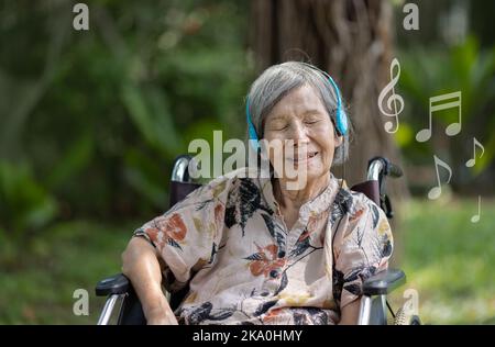 Musiktherapie bei Demenzbehandlung bei älteren Frauen. Stockfoto