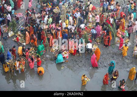 Neu-Delhi, Indien. 30. Oktober 2022. Eifrige Anhänger führen Rituale anlässlich von Chhath Puja am Ufer des Flusses Yamuna durch. Der Chatth-Puja-Tag ist ein Fest des Fastens und der Ehrfurcht vor allem für verheiratete Hindu-Frauen, die Lord Surya (Sonnengott) Blumen, Früchte und Delikatessen zusammen mit Wasser darbringen. Kredit: SOPA Images Limited/Alamy Live Nachrichten Stockfoto