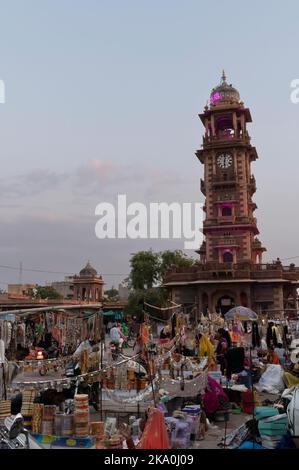 Jodhpur, Rajasthan, Indien - 20.10.2019 : geschäftige und verstopfte Ansicht des berühmten Sardar Market und Ghanta Ghar Uhrenturm in Jodhpur, Rajasthan, Indien. Stockfoto