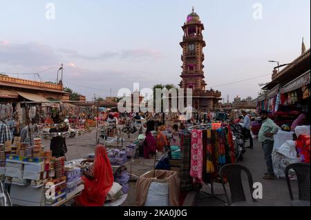 Jodhpur, Rajasthan, Indien - 20.10.2019 : geschäftige und verstopfte Ansicht des berühmten Sardar Market und Ghanta Ghar Uhrenturm in Jodhpur, Rajasthan, Indien. Stockfoto