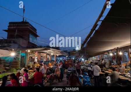 Jodhpur, Rajasthan, Indien - 20.10.2019 : Rajasthani Käufer und Verkäufer auf berühmten Sardar Markt und Ghanta ghar Uhrenturm in Jodhpur, Rajasthan. Stockfoto