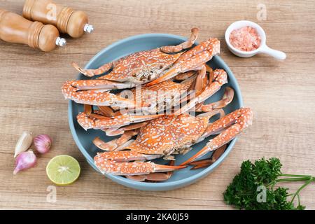 Gedämpfte Blaukrabbe serviert auf Teller, Zubereitung von Speisen Stockfoto