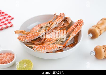 Gedämpfte Blaukrabbe serviert auf Teller, Zubereitung von Speisen Stockfoto