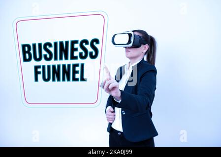 Handschriftenschild Business Funnel. Business-Ansatz Maßstab oder Full-Size-Modell eines Designs für Demonstration Frau tragen VR-Brille und zeigen verwendet Stockfoto