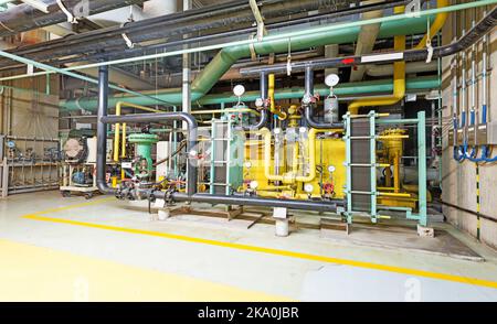 Industriegebiet, Stahlrohrleitungen und Kabel in Blautönen Stockfoto