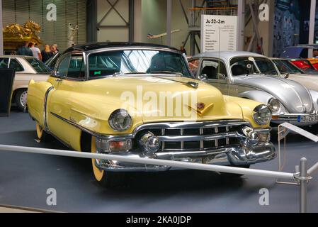 SPEYER, DEUTSCHLAND - OKTOBER 2022: Gelbes elfenbeinfarbenes Cadillac Cabrio Coupé der Serie 62 1953 im Technikmuseum Speyer. Stockfoto