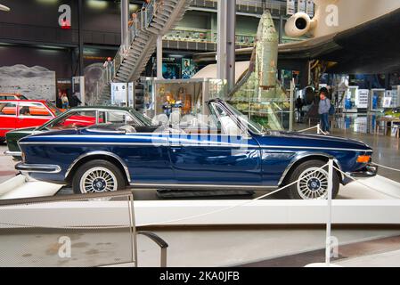 SPEYER, DEUTSCHLAND - OKTOBER 2022: Blauer BMW E9 2800 CS 1968 Retro-Wagen im Technikmuseum Speyer.