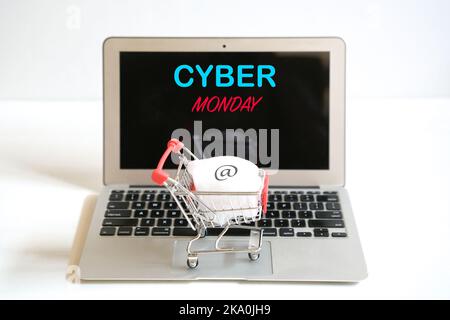 Cyber Monday-Nachricht auf dem Laptop-Bildschirm des Computers, mit Mini-Einkaufswagen auf der Tastatur. Stockfoto