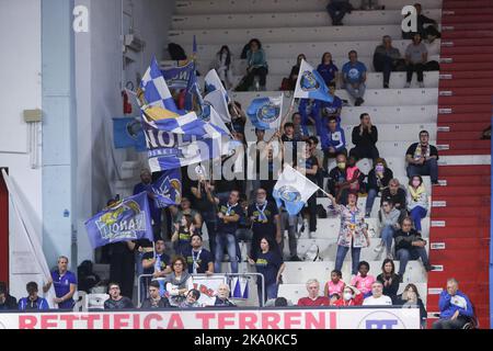 PalaRadi, Cremona, Italien, 30. Oktober 2022, Vanoli Cremona's Fans während Vanoli Basket Cremona vs Kienergia Rieti - Italienische Basketball Serie A2 Men Championship Stockfoto