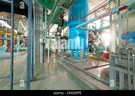 Industriegebiet, Stahlrohrleitungen und Kabel in Blautönen Stockfoto