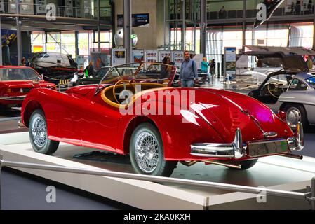 SPEYER, DEUTSCHLAND - OKTOBER 2022: Roter Jaguar XK150 XK 150 1957 Cabrio-Roadster im Technikmuseum Speyer. Stockfoto