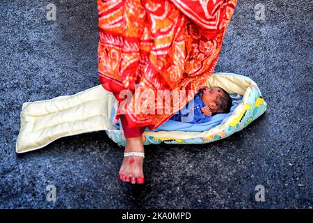 Kalkutta, Indien. 30. Oktober 2022. Ein hinduistischer Anhänger führt während des Chhath Puja Festivals das Dandi-Ritual auf, das Lord Sun gewidmet ist. Chhath ist ein hinduistisches Fest, bei dem der Sonne Gebete gewidmet werden, um Dankbarkeit und Dankbarkeit für die Überwindung der Hürden des Lebens während des ganzen Jahres zu zeigen. Den ganzen Tag fasten Hindu-Anhänger suchen nach dem Segen der Lord Sun gemäß der hinduistischen Mythologie. Da das Festival der Sonne gewidmet ist, findet es jedes Jahr während der Sonnenaufgang und -Untergang Ende Oktober/Mitte November statt. Kredit: SOPA Images Limited/Alamy Live Nachrichten Stockfoto