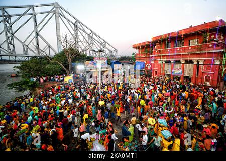 Kalkutta, Indien. 30. Oktober 2022. Eine große Anzahl von Anhängern wird gesehen, wie sie am Vorabend von Chhath puja Gebete an sonnengott anboten. Chhath ist ein hinduistisches Fest, bei dem der Sonne Gebete gewidmet werden, um Dankbarkeit und Dankbarkeit für die Überwindung der Hürden des Lebens während des ganzen Jahres zu zeigen. Den ganzen Tag fasten Hindu-Anhänger suchen nach dem Segen der Lord Sun gemäß der hinduistischen Mythologie. Da das Festival der Sonne gewidmet ist, findet es jedes Jahr während der Sonnenaufgang und -Untergang Ende Oktober/Mitte November statt. Kredit: SOPA Images Limited/Alamy Live Nachrichten Stockfoto