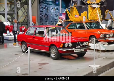 SPEYER, DEUTSCHLAND - OKTOBER 2022: Roter BMW 3 3er Series E21 Retro-Wagen im Technikmuseum Speyer. Stockfoto