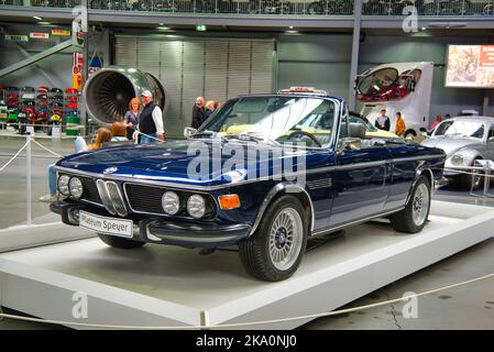 SPEYER, DEUTSCHLAND - OKTOBER 2022: Blauer BMW E9 2800 CS 1968 Retro-Wagen im Technikmuseum Speyer.
