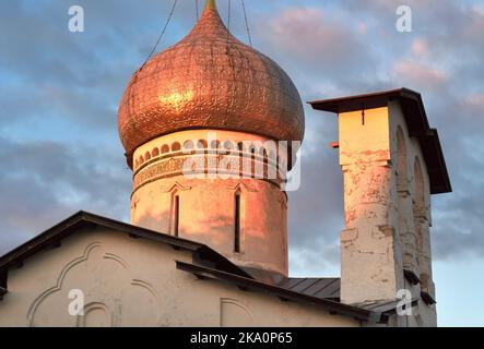 Alte russische Kirchen von Pskow. Die Kuppel der Kirche von Peter und Paul XV Jahrhundert mit altrussischen Schrift. Pskow, Russland, 2022 Stockfoto