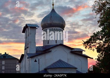 Alte russische Kirchen von Pskow. Die Kuppel der Kirche von Peter und Paul XV Jahrhundert bei Sonnenuntergang. Pskow, Russland, 2022 Stockfoto