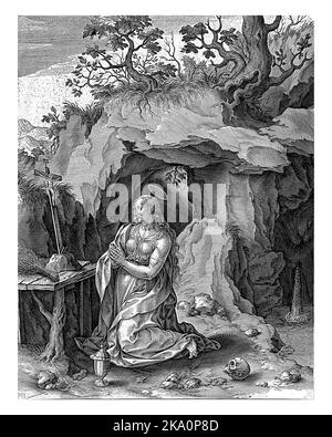 Die büßende Maria Magdalena betet vor einem Kruzifix in einer Höhle. Ein Wasserfall fließt in die Höhle. An ihren Knien das Glas mit Salbe. Ein Schädel liegt auf dem Stockfoto