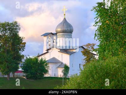 Alte russische Kirchen von Pskow. Die Kuppel der Kirche von Peter und Paul XV Jahrhundert im Herbstpark. Pskow, Russland, 2022 Stockfoto