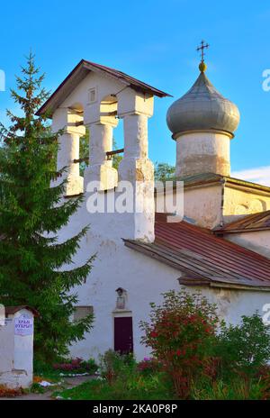 Alte russische Kirchen von Pskow. Die Kirche des Erlösers aus dem XVI. Jahrhundert mit einem Glockenturm im lokalen Stil (die Inschrift „der Tempel ist offen“) Stockfoto