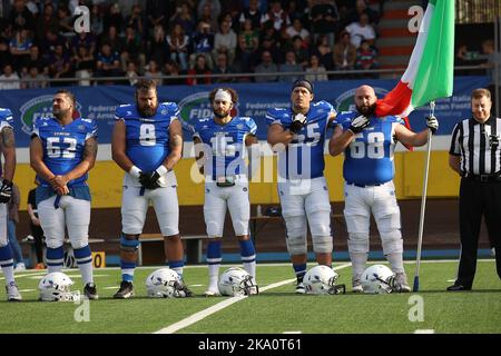 Velodromo Vigorelli, Mailand, Italien, 30. Oktober 2022, Team Italien während der Nationalhymne während der Europameisterschaft 2023 Qualifikationsspiele - Italien vs England - Fußball Stockfoto