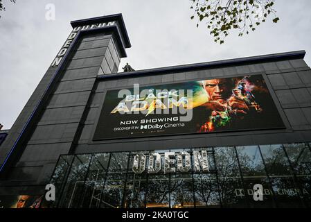 London, Großbritannien. 30. Oktober 2022. Eine allgemeine Ansicht des ODEON Luxe London Leicester Square Cinema. Kredit: SOPA Images Limited/Alamy Live Nachrichten Stockfoto