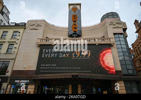 London, Großbritannien. 30. Oktober 2022. Eine allgemeine Ansicht des Vue Cinema London auf dem Leicester Square. Kredit: SOPA Images Limited/Alamy Live Nachrichten Stockfoto
