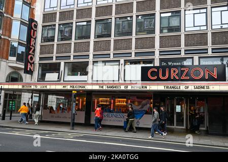 London, Großbritannien. 30. Oktober 2022. Ein allgemeiner Blick auf das Curzon Soho Cinema auf der Shaftesbury Avenue. Kredit: SOPA Images Limited/Alamy Live Nachrichten Stockfoto
