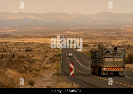 Laingsburg, SÜDAFRIKA - 19. Juli 2022 - der Verkehr macht seinen Weg entlang der State Highway N1 in der Karoo-Halbwüste zwischen den Städten von Prince Albert Stockfoto