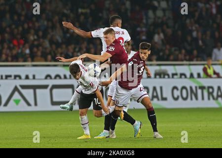 Turin, Italien. 30. Oktober 2022. Per Shuurs (FC Turin) und Samuele Ricci (FC Turin) gegen Brahim Diaz (AC Mailand) und Junior Messia (AC Mailand) während des Spiels des FC Turin gegen AC Mailand, italienische Fußballserie A in Turin, Italien, Oktober 30 2022 Quelle: Independent Photo Agency/Alamy Live News Stockfoto