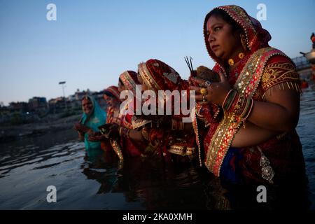 Kathmandu, NE, Nepal. 31. Oktober 2022. Nepalesische Hindu-Anhänger führen am letzten Tag des jährlichen Chhath-Festivals, das Lord Sun am Bagmati-Fluss in Kathmandu, Nepal, am 31. Oktober 2022 gewidmet ist, Rituale durch, die der aufgehenden Sonne anbieten. (Bild: © Aryan Dhimal/ZUMA Press Wire) Bild: ZUMA Press, Inc./Alamy Live News Stockfoto