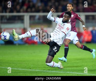 Turin, Italien. 30. Oktober 2022. Der AC Milan Divock Origi (vorne) tritt während eines Fußballspiels der Serie A zwischen dem AC Milan und Turin in Turin, Italien, am 30. Oktober 2022 an. Quelle: Daniele Mascolo/Xinhua/Alamy Live News Stockfoto