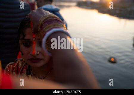 Kathmandu, NE, Nepal. 31. Oktober 2022. Nepalesische Hindu-Anhänger führen am letzten Tag des jährlichen Chhath-Festivals, das Lord Sun am Bagmati-Fluss in Kathmandu, Nepal, am 31. Oktober 2022 gewidmet ist, Rituale durch, die der aufgehenden Sonne anbieten. (Bild: © Aryan Dhimal/ZUMA Press Wire) Bild: ZUMA Press, Inc./Alamy Live News Stockfoto