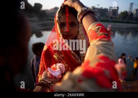 Kathmandu, NE, Nepal. 31. Oktober 2022. Nepalesische Hindu-Anhänger führen am letzten Tag des jährlichen Chhath-Festivals, das Lord Sun am Bagmati-Fluss in Kathmandu, Nepal, am 31. Oktober 2022 gewidmet ist, Rituale durch, die der aufgehenden Sonne anbieten. (Bild: © Aryan Dhimal/ZUMA Press Wire) Bild: ZUMA Press, Inc./Alamy Live News Stockfoto