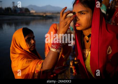 Kathmandu, NE, Nepal. 31. Oktober 2022. Nepalesische Hindu-Anhänger führen am letzten Tag des jährlichen Chhath-Festivals, das Lord Sun am Bagmati-Fluss in Kathmandu, Nepal, am 31. Oktober 2022 gewidmet ist, Rituale durch, die der aufgehenden Sonne anbieten. (Bild: © Aryan Dhimal/ZUMA Press Wire) Bild: ZUMA Press, Inc./Alamy Live News Stockfoto