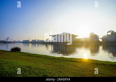 Blick auf den Sonnenuntergang in Masjid Besi (Eisenmoschee) oder Masjid Tuanku Mizan Zainal Abidin, Putrajaya, Malaysia Stockfoto