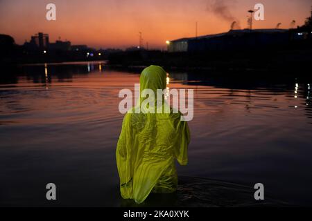 Kathmandu, NE, Nepal. 31. Oktober 2022. Nepalesische Hindu-Anhänger führen am letzten Tag des jährlichen Chhath-Festivals, das Lord Sun am Bagmati-Fluss in Kathmandu, Nepal, am 31. Oktober 2022 gewidmet ist, Rituale durch, die der aufgehenden Sonne anbieten. (Bild: © Aryan Dhimal/ZUMA Press Wire) Bild: ZUMA Press, Inc./Alamy Live News Stockfoto