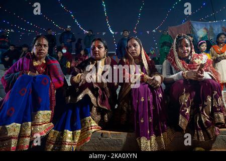 Kathmandu, NE, Nepal. 31. Oktober 2022. Nepalesische Hindu-Anhänger führen am letzten Tag des jährlichen Chhath-Festivals, das Lord Sun am Bagmati-Fluss in Kathmandu, Nepal, am 31. Oktober 2022 gewidmet ist, Rituale durch, die der aufgehenden Sonne anbieten. (Bild: © Aryan Dhimal/ZUMA Press Wire) Bild: ZUMA Press, Inc./Alamy Live News Stockfoto