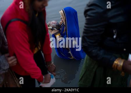 Kathmandu, NE, Nepal. 31. Oktober 2022. Nepalesische Hindu-Anhänger führen am letzten Tag des jährlichen Chhath-Festivals, das Lord Sun am Bagmati-Fluss in Kathmandu, Nepal, am 31. Oktober 2022 gewidmet ist, Rituale durch, die der aufgehenden Sonne anbieten. (Bild: © Aryan Dhimal/ZUMA Press Wire) Bild: ZUMA Press, Inc./Alamy Live News Stockfoto