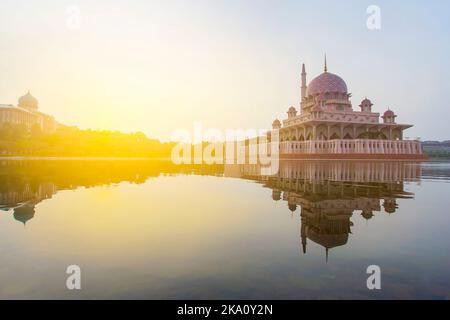 Reflexion der Putra-Moschee und des Premierministers in der Abenddämmerung in Putrajaya, Malaysia. Stockfoto