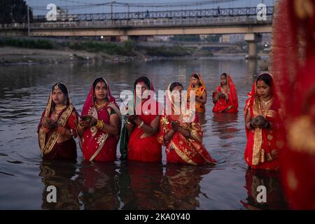 Kathmandu, NE, Nepal. 31. Oktober 2022. Nepalesische Hindu-Anhänger führen am letzten Tag des jährlichen Chhath-Festivals, das Lord Sun am Bagmati-Fluss in Kathmandu, Nepal, am 31. Oktober 2022 gewidmet ist, Rituale durch, die der aufgehenden Sonne anbieten. (Bild: © Aryan Dhimal/ZUMA Press Wire) Bild: ZUMA Press, Inc./Alamy Live News Stockfoto