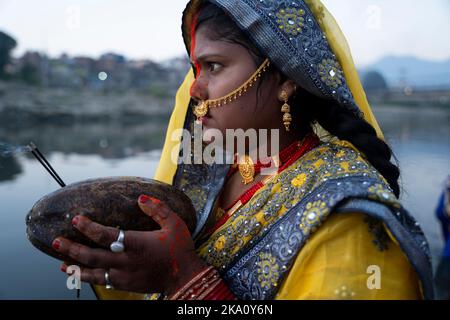 Kathmandu, NE, Nepal. 31. Oktober 2022. Nepalesische Hindu-Anhänger führen am letzten Tag des jährlichen Chhath-Festivals, das Lord Sun am Bagmati-Fluss in Kathmandu, Nepal, am 31. Oktober 2022 gewidmet ist, Rituale durch, die der aufgehenden Sonne anbieten. (Bild: © Aryan Dhimal/ZUMA Press Wire) Bild: ZUMA Press, Inc./Alamy Live News Stockfoto