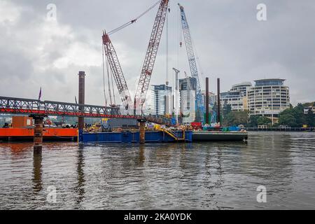 Brisbane, Queensland, Australien - August 2022: Industrie mit Kranen am Brisbane River. Stockfoto