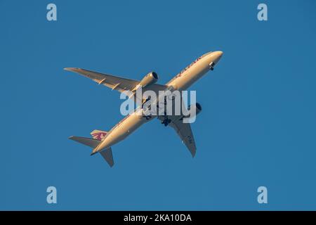 Doha, Katar - 28. Oktober 2022: Qatar Airways Dreamliner 787 landet am Flughafen Doha Stockfoto