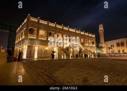 Souq Waqif ist ein Souk in Doha, im Bundesstaat Katar. Der Souk ist bekannt für den Verkauf von traditionellen Kleidungsstücken, Gewürzen, Kunsthandwerk und Souvenirs Stockfoto