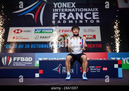 Paris, Frankreich. 30. Oktober 2022. Der erste platzierte He Bingjiao aus China posiert während der Siegerehrung des Frauen-Singles-Events beim Badmintonturnier French Open 2022 in Paris, Frankreich, am 30. Oktober 2022. Quelle: Tang Shi/Xinhua/Alamy Live News Stockfoto