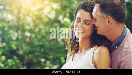 Ich schätze jeden Teil von euch. Ein glückliches und liebevolles reifes Paar, das im Freien gute Zeit miteinander verbringt. Stockfoto